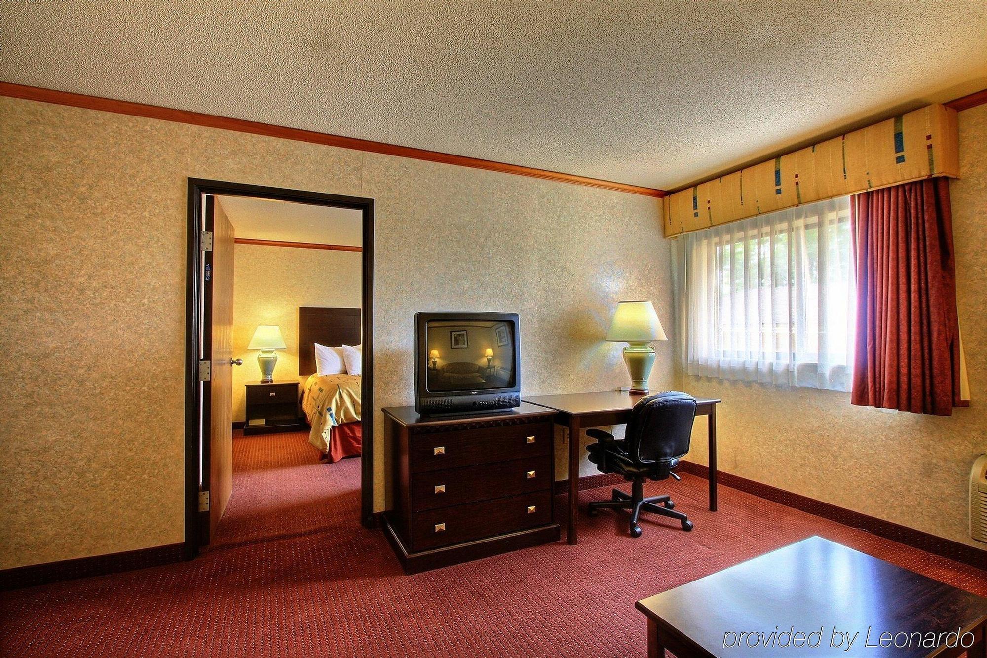 Days Inn & Suites By Wyndham Madison Heights Mi Bilik gambar